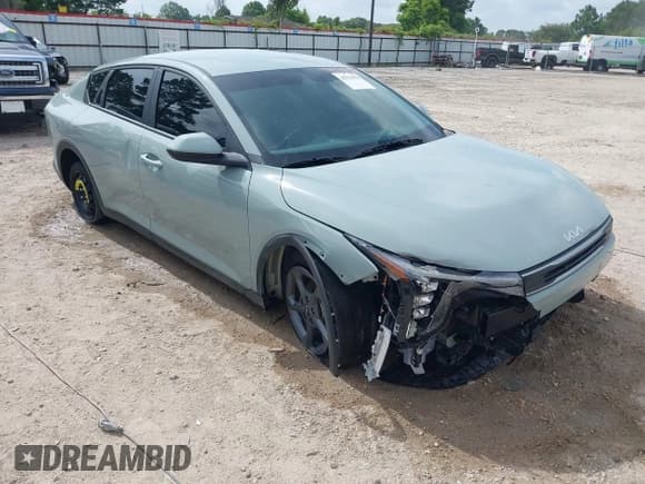 ✅ 2025 Kia K4 LXS • VIN: 3KPFT4DE5SE010080 • Lot: 42753078. Wystawiony na IAAI z przebiegiem 10 647 mil. Bezpłatny archiwum sprzedaży aukcyjnych z USA i szczegółowy raport historii pojazdu na DreamBid. Zdjęcie 1.