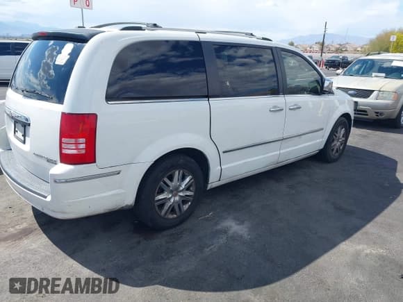 ✅ 2010 Chrysler Town & Country Limited • VIN: 2A4RR7DX1AR357668 • Lot: 42173545. Wystawiony na IAAI z przebiegiem 114 486 mil. Bezpłatny archiwum sprzedaży aukcyjnych z USA i szczegółowy raport historii pojazdu na DreamBid. Zdjęcie 4.