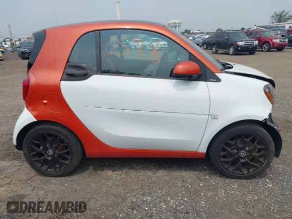 ✅ 2016 Smart fortwo Passion • VIN: WMEFJ5DAXGK054834 • Lot: 42880598. Wystawiony na IAAI z przebiegiem 71 551 mil. Bezpłatny archiwum sprzedaży aukcyjnych z USA i szczegółowy raport historii pojazdu na DreamBid. Zdjęcie 12.
