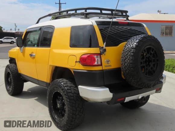 ✅ 2007 Toyota FJ Cruiser • VIN: JTEBU11F370076307 • Lot: 82147615. Wystawiony na Copart z przebiegiem 182 609 mil. Bezpłatny archiwum sprzedaży aukcyjnych z USA i szczegółowy raport historii pojazdu na DreamBid. Zdjęcie 4.