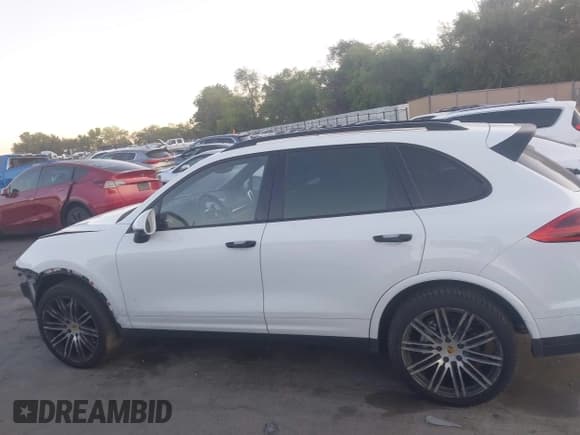 ✅ 2017 Porsche Cayenne S • VIN: WP1AB2A24HLA52654 • Лот: 42878602. Опубликован ранее на IAAI с пробегом 76 525 миль. Бесплатный доступ к архиву аукционных продаж из США и подробный отчёт об истории автомобиля на DreamBid. Изображение 14.