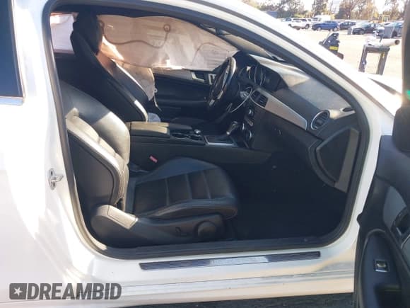 ✅ 2015 Mercedes-Benz C 250 • VIN: WDDGJ4HB8FG405408 • Lot: 43176512. Wystawiony na IAAI z przebiegiem 131 616 mil. Bezpłatny archiwum sprzedaży aukcyjnych z USA i szczegółowy raport historii pojazdu na DreamBid. Zdjęcie 5.