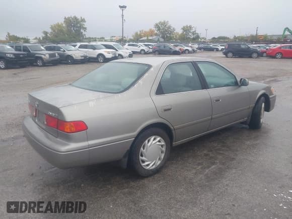 ✅ 2000 Toyota Camry LE • VIN: JT2BG22KXY0418018 • Lot: 43381609. Wystawiony na IAAI z przebiegiem 169 958 mil. Bezpłatny archiwum sprzedaży aukcyjnych z USA i szczegółowy raport historii pojazdu na DreamBid. Zdjęcie 4.