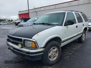 ✅ 1997 Chevrolet Blazer LS • VIN: 1GNDT13W6VK189352 • Lot: 40867780. Wystawiony na IAAI z przebiegiem 170 552 mil. Bezpłatny archiwum sprzedaży aukcyjnych z USA i szczegółowy raport historii pojazdu na DreamBid. Zdjęcie 6.