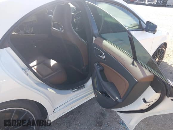 ✅ 2016 Mercedes-Benz CLA 250 • VIN: WDDSJ4EB1GN384459 • Lot: 43846071. Wystawiony na IAAI z przebiegiem 62 436 mil. Bezpłatny archiwum sprzedaży aukcyjnych z USA i szczegółowy raport historii pojazdu na DreamBid. Zdjęcie 8.