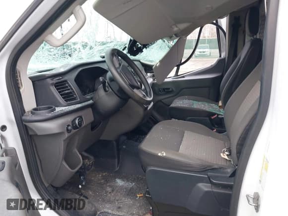 ✅ 2020 Ford Transit Cargo • VIN: 1FTBR1Y8XLKA84383 • Lot: 41519121. Wystawiony na IAAI z przebiegiem 61 410 mil. Bezpłatny archiwum sprzedaży aukcyjnych z USA i szczegółowy raport historii pojazdu na DreamBid. Zdjęcie 5.