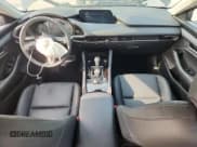 ✅ 2025 Mazda 3 S Select Sport • VIN: 3MZBPABM1SM473686 • Lot: 82748045. Wystawiony na Copart z przebiegiem 6 785 mil. Bezpłatny archiwum sprzedaży aukcyjnych z USA i szczegółowy raport historii pojazdu na DreamBid. Zdjęcie 8.
