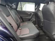 ✅ 2023 Toyota RAV4 XSE • VIN: JTMEB3FV8PD118160 • Lot: 71436925. Wystawiony na Copart z przebiegiem 18 373 mil. Bezpłatny archiwum sprzedaży aukcyjnych z USA i szczegółowy raport historii pojazdu na DreamBid. Zdjęcie 11.