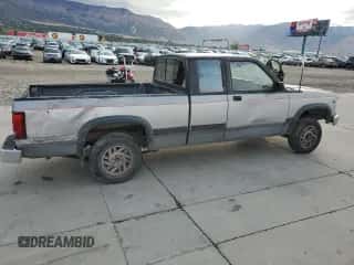 1993 Dodge Dakota z VIN 1B7GL23Y4PS147567, wystawiony jako Copart lot #72094604 z przebiegiem 278 963 mil mil oraz Szkoda całkowita • Salvage title. Historia ofert i sprzedaży dostępna na DreamBid. Obrazek 3.