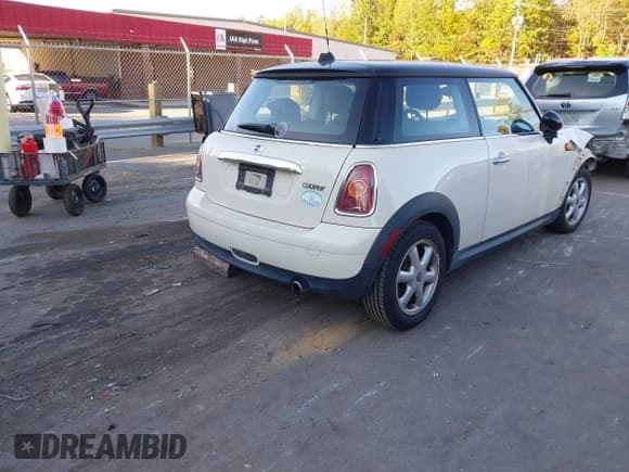 ✅ 2010 MINI Hardtop • VIN: WMWMF3C50ATZ28252 • Lot: 43392907. Listed on IAAI with 113,883 mi. Free auction sales archive from the USA and detailed vehicle history report at DreamBid. Image 4.