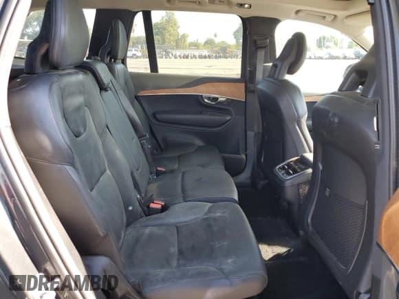 ✅ 2022 Volvo XC90 Momentum • VIN: YV4102PK3N1786463 • Lot: 62332165. Wystawiony na Copart z przebiegiem 50 357 mil. Bezpłatny archiwum sprzedaży aukcyjnych z USA i szczegółowy raport historii pojazdu na DreamBid. Zdjęcie 11.