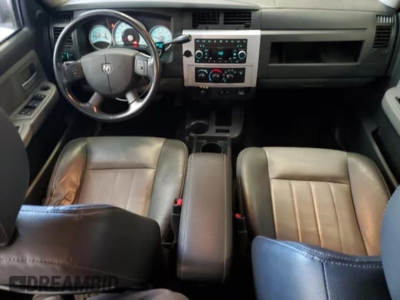 ✅ 2008 Dodge Dakota Laramie • VIN: 1D7HW58N98S599551 • Lot: 85739785. Wystawiony na Copart z przebiegiem 84 020 mil. Bezpłatny archiwum sprzedaży aukcyjnych z USA i szczegółowy raport historii pojazdu na DreamBid. Zdjęcie 8.