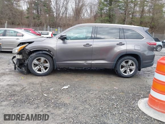 ✅ 2016 Toyota Highlander Limited • VIN: 5TDDKRFHXGS303050 • Lot: 43780063. Wystawiony na IAAI z przebiegiem 212 123 mil. Bezpłatny archiwum sprzedaży aukcyjnych z USA i szczegółowy raport historii pojazdu na DreamBid. Zdjęcie 14.