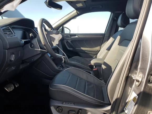 ✅ 2024 Volkswagen Tiguan SEL R-Line • VIN: 3VV4B7AX9RM129513 • Lot: 86145925. Wystawiony na Copart z przebiegiem 17 630 mil. Bezpłatny archiwum sprzedaży aukcyjnych z USA i szczegółowy raport historii pojazdu na DreamBid. Zdjęcie 7.