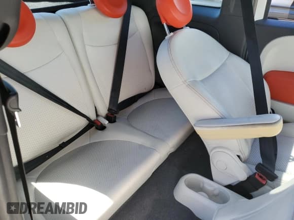 ✅ 2014 FIAT 500e • VIN: 3C3CFFGEXET189674 • Lot: 67843045. Wystawiony na Copart z przebiegiem 42 070 mil. Bezpłatny archiwum sprzedaży aukcyjnych z USA i szczegółowy raport historii pojazdu na DreamBid. Zdjęcie 10.