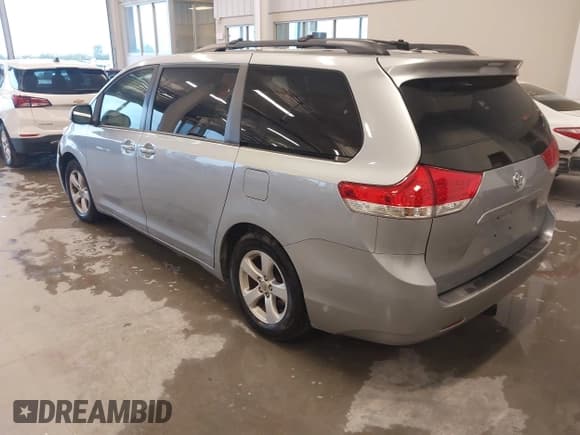 ✅ 2012 Toyota Sienna LE • VIN: 5TDKK3DC2CS191592 • Лот: 43557812. Опубликован ранее на IAAI с пробегом 191 723 миль. Бесплатный доступ к архиву аукционных продаж из США и подробный отчёт об истории автомобиля на DreamBid. Изображение 3.