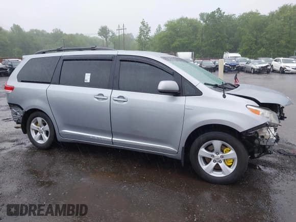 ✅ 2011 Toyota Sienna LE AAS • VIN: 5TDKK3DC7BS165746 • Лот: 42264841. Опубликован ранее на IAAI с пробегом 173 236 миль. Бесплатный доступ к архиву аукционных продаж из США и подробный отчёт об истории автомобиля на DreamBid. Изображение 17.