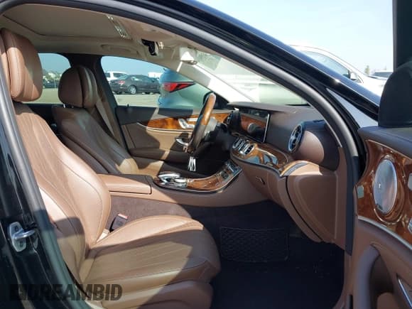 ✅ 2020 Mercedes-Benz E 350 • VIN: WDDZF8DB0LA747117 • Lot: 43594378. Wystawiony na IAAI z przebiegiem 93 395 mil. Bezpłatny archiwum sprzedaży aukcyjnych z USA i szczegółowy raport historii pojazdu na DreamBid. Zdjęcie 5.