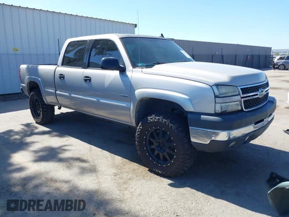 ✅ 2006 Chevrolet Silverado 2500HD Work Truck • VIN: 1GCHC23D96F150022 • Лот: 42514145. Опубликован ранее на IAAI с пробегом Не указан. Бесплатный доступ к архиву аукционных продаж из США и подробный отчёт об истории автомобиля на DreamBid. Изображение 1.