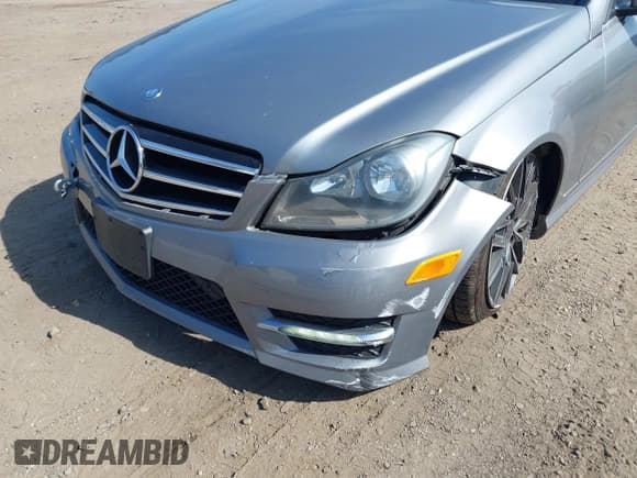 ✅ 2013 Mercedes-Benz C 300 Sport • VIN: WDDGF8AB1DR252245 • Lot: 43314231. Wystawiony na IAAI z przebiegiem 126 296 mil. Bezpłatny archiwum sprzedaży aukcyjnych z USA i szczegółowy raport historii pojazdu na DreamBid. Zdjęcie 17.