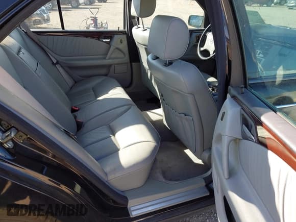 ✅ 1996 Mercedes-Benz E 320 • VIN: WDBJF55F9TJ012965 • Lot: 42577507. Wystawiony na IAAI z przebiegiem 100 444 mil. Bezpłatny archiwum sprzedaży aukcyjnych z USA i szczegółowy raport historii pojazdu na DreamBid. Zdjęcie 8.