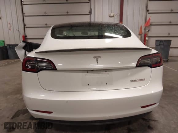✅ 2018 Tesla Model 3 Long Range Battery • VIN: 5YJ3E1EB2JF081729 • Lot: 43617411. Wystawiony na IAAI z przebiegiem 58 944 mil. Bezpłatny archiwum sprzedaży aukcyjnych z USA i szczegółowy raport historii pojazdu na DreamBid. Zdjęcie 17.