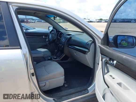 ✅ 2012 Kia Sorento LX • VIN: 5XYKT4A25CG217114 • Lot: 43008410. Listed on IAAI with 194,404 mi. Free auction sales archive from the USA and detailed vehicle history report at DreamBid. Image 5.