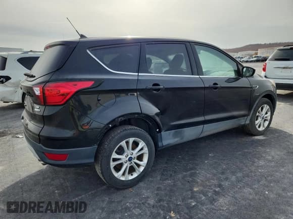 ✅ 2019 Ford Escape SE • VIN: 1FMCU9GD0KUA71057 • Lot: 93626235. Wystawiony na Copart z przebiegiem 98 615 mil. Bezpłatny archiwum sprzedaży aukcyjnych z USA i szczegółowy raport historii pojazdu na DreamBid. Zdjęcie 3.