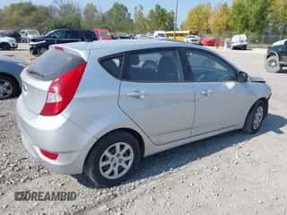 2014 Hyundai Accent GS z VIN KMHCT5AE3EU194529, wystawiony jako IAAI lot #43365090 z przebiegiem 100 591 mil mil oraz . Historia ofert i sprzedaży dostępna na DreamBid. Obrazek 4.