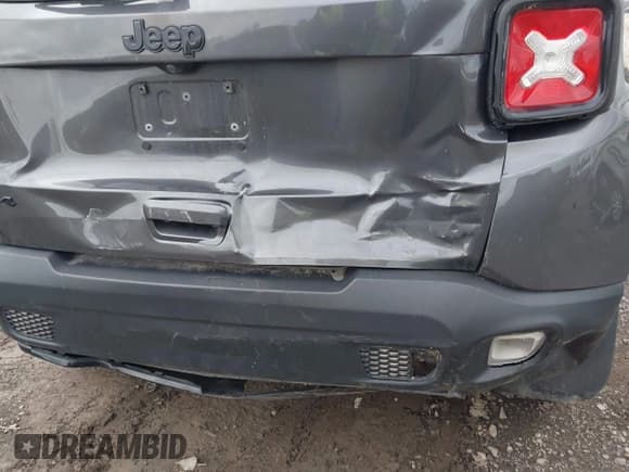 ✅ 2018 Jeep Renegade Latitude • VIN: ZACCJBBB1JPJ52673 • Lot: 42270587. Wystawiony na IAAI z przebiegiem 88 721 mil. Bezpłatny archiwum sprzedaży aukcyjnych z USA i szczegółowy raport historii pojazdu na DreamBid. Zdjęcie 6.