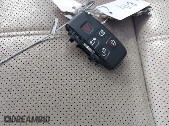 ✅ 2018 Land Rover Range Rover Velar S • VIN: SALYB2RV2JA746977 • Lot: 42423513. Wystawiony na IAAI z przebiegiem 148 062 mil. Bezpłatny archiwum sprzedaży aukcyjnych z USA i szczegółowy raport historii pojazdu na DreamBid. Zdjęcie 11.