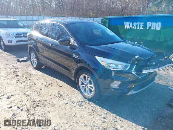 ✅ 2017 Ford Escape SE • VIN: 1FMCU0GD7HUC59045 • Lot: 41304143. Wystawiony na IAAI z przebiegiem 125 809 mil. Bezpłatny archiwum sprzedaży aukcyjnych z USA i szczegółowy raport historii pojazdu na DreamBid. Zdjęcie 1.