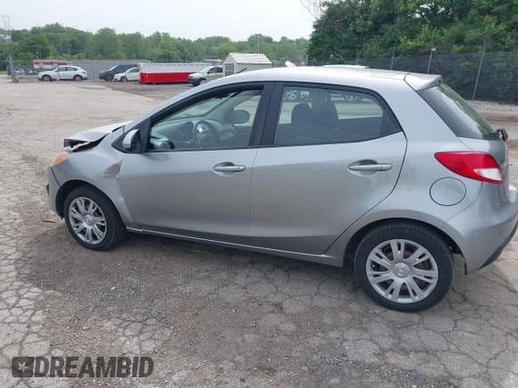 ✅ 2013 Mazda 2 Sport • VIN: JM1DE1KZ1D0153531 • Lot: 42355600. Wystawiony na IAAI z przebiegiem 120 376 mil. Bezpłatny archiwum sprzedaży aukcyjnych z USA i szczegółowy raport historii pojazdu na DreamBid. Zdjęcie 3.