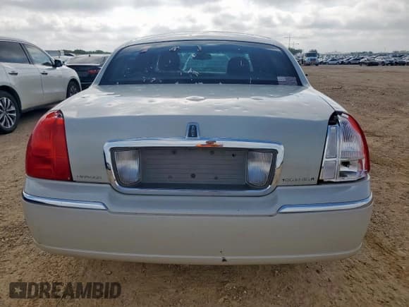 ✅ 2006 Lincoln Town Car Signature • VIN: 1LNHM81V66Y640509 • Lot: 59220805. Wystawiony na Copart z przebiegiem 352 029 mil. Bezpłatny archiwum sprzedaży aukcyjnych z USA i szczegółowy raport historii pojazdu na DreamBid. Zdjęcie 6.