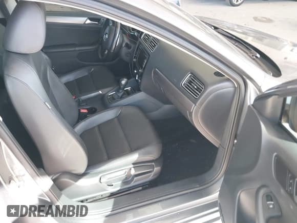 ✅ 2015 Volkswagen Jetta S • VIN: 3VWLA7AJ0FM290883 • Lot: 43404610. Wystawiony na IAAI z przebiegiem 88 648 mil. Bezpłatny archiwum sprzedaży aukcyjnych z USA i szczegółowy raport historii pojazdu na DreamBid. Zdjęcie 5.