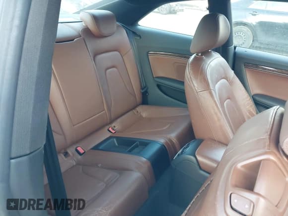 ✅ 2010 Audi A5 Premium Plus • VIN: WAULFAFR2AA002199 • Lot: 43694413. Wystawiony na IAAI z przebiegiem 171 880 mil. Bezpłatny archiwum sprzedaży aukcyjnych z USA i szczegółowy raport historii pojazdu na DreamBid. Zdjęcie 8.