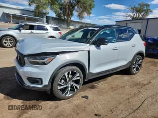 ✅ 2021 Volvo XC40 R-Design • VIN: YV4162UM6M2414158 • Лот: 70744595. Опубликован ранее на Copart с пробегом 48 916 миль. Бесплатный доступ к архиву аукционных продаж из США и подробный отчёт об истории автомобиля на DreamBid. Изображение 1.