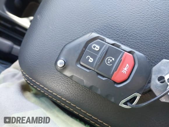 ✅ 2025 Jeep Wrangler Sahara • VIN: 1C4PJXEN5SW568740 • Lot: 43606846. Wystawiony na IAAI z przebiegiem 11 039 mil. Bezpłatny archiwum sprzedaży aukcyjnych z USA i szczegółowy raport historii pojazdu na DreamBid. Zdjęcie 11.