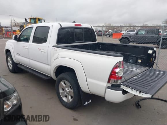 ✅ 2015 Toyota Tacoma • VIN: 3TMLU4EN2FM176180 • Lot: 41778149. Listed on IAAI with 104,059 mi. Free auction sales archive from the USA and detailed vehicle history report at DreamBid. Image 3.