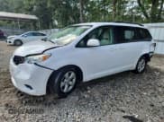 ✅ 2017 Toyota Sienna LE Auto Access Seat • VIN: 5TDKZ3DC7HS781600 • Lot: 70770895. Wystawiony na Copart z przebiegiem 146 070 mil. Bezpłatny archiwum sprzedaży aukcyjnych z USA i szczegółowy raport historii pojazdu na DreamBid. Zdjęcie 1.