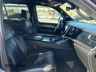 ✅ 2024 Jeep Grand Wagoneer Series II • VIN: 1C4SJSFPXRS111601 • Lot: 78202934. Wystawiony na Copart z przebiegiem 16 795 mil. Bezpłatny archiwum sprzedaży aukcyjnych z USA i szczegółowy raport historii pojazdu na DreamBid. Zdjęcie 5.