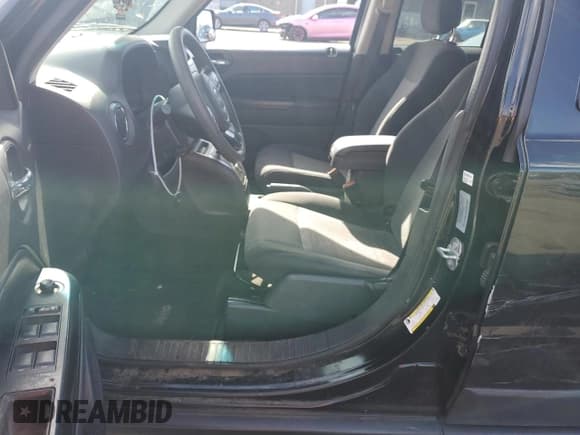 ✅ 2017 Jeep Patriot Sport SE • VIN: 1C4NJPBA0HD141091 • Lot: 53377355. Listed on Copart with 174,954 mi. Free auction sales archive from the USA and detailed vehicle history report at DreamBid. Image 7.