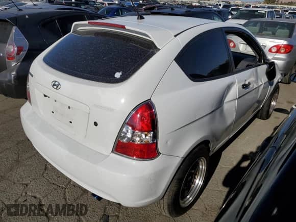 2011 Hyundai Accent GS z VIN KMHCM3AC6BU195847, wystawiony jako Copart lot #66367414 z przebiegiem 107 904 mil mil oraz Szkoda całkowita • Salvage title. Historia ofert i sprzedaży dostępna na DreamBid. Obrazek 3.