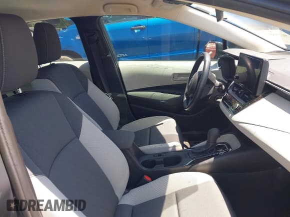 ✅ 2025 Toyota Corolla LE • VIN: 5YFB4MDE8SP272976 • Lot: 42198575. Wystawiony na IAAI z przebiegiem 13 029 mil. Bezpłatny archiwum sprzedaży aukcyjnych z USA i szczegółowy raport historii pojazdu na DreamBid. Zdjęcie 5.