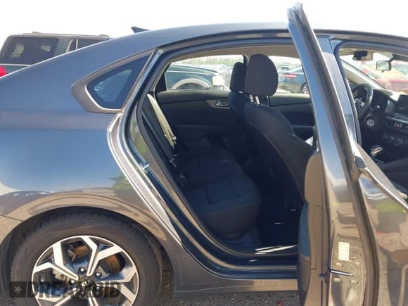 ✅ 2021 Kia Forte LXS • VIN: 3KPF24AD3ME372099 • Lot: 43527362. Wystawiony na IAAI z przebiegiem 77 741 mil. Bezpłatny archiwum sprzedaży aukcyjnych z USA i szczegółowy raport historii pojazdu na DreamBid. Zdjęcie 8.