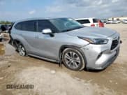 ✅ 2022 Toyota Highlander Hybrid XLE • VIN: 5TDGARAH5NS514015 • Lot: 90442865. Wystawiony na Copart z przebiegiem 45 703 mil. Bezpłatny archiwum sprzedaży aukcyjnych z USA i szczegółowy raport historii pojazdu na DreamBid. Zdjęcie 4.