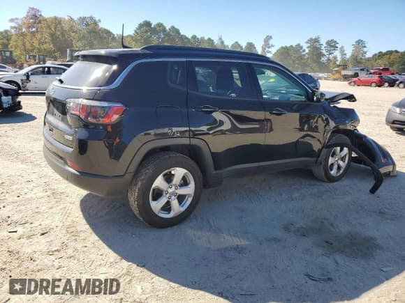 ✅ 2018 Jeep Compass Latitude • VIN: 3C4NJDBB6JT450779 • Lot: 82527675. Listed on Copart with 40,343 mi. Free auction sales archive from the USA and detailed vehicle history report at DreamBid. Image 3.