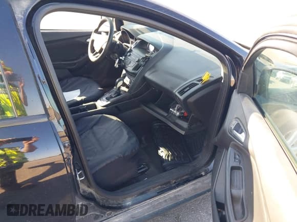 ✅ 2018 Ford Focus SE • VIN: 1FADP3K28JL235541 • Lot: 43329628. Wystawiony na IAAI z przebiegiem 176 485 mil. Bezpłatny archiwum sprzedaży aukcyjnych z USA i szczegółowy raport historii pojazdu na DreamBid. Zdjęcie 5.