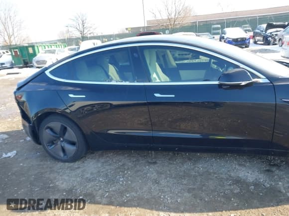 ✅ 2020 Tesla Model 3 Standard Range Plus • VIN: 5YJ3E1EA6LF662080 • Lot: 41410445. Wystawiony na IAAI z przebiegiem Nie podano. Bezpłatny archiwum sprzedaży aukcyjnych z USA i szczegółowy raport historii pojazdu na DreamBid. Zdjęcie 17.