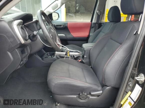 ✅ 2019 Toyota Tacoma SR • VIN: 5TFAX5GN2KX142794 • Лот: 85178955. Опубликован ранее на Copart с пробегом 88 341 миль. Бесплатный доступ к архиву аукционных продаж из США и подробный отчёт об истории автомобиля на DreamBid. Изображение 7.